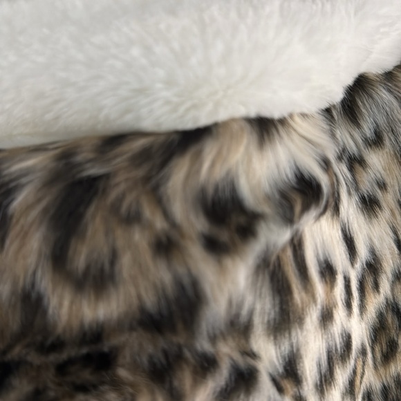 Berkshirere Home 56” Tree Skirt White and Animal
print fuzzy - Picture 3 of 9